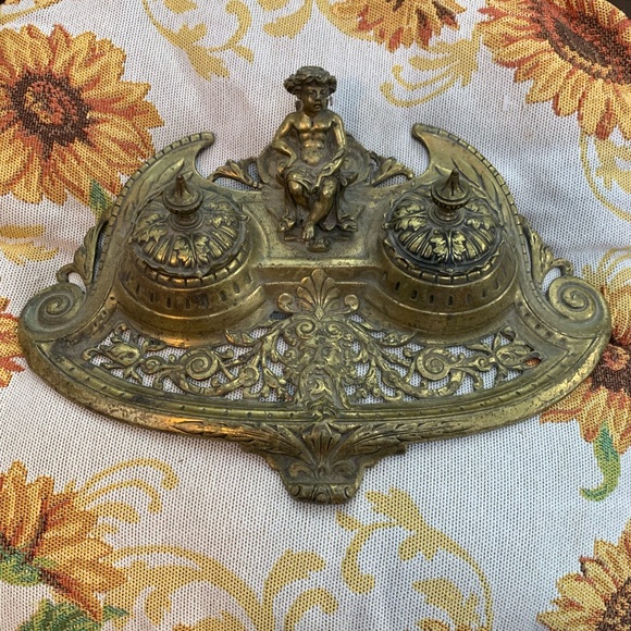 Vintage Brass Inkwell with Cherub Design - Picture 2 of 2